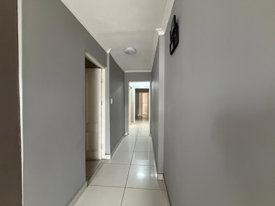 5 Bedroom Property for Sale in Lotus River Western Cape